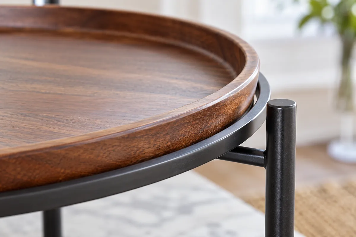 Close view of a plain tray rim contacting the support ring of a generic metal stand